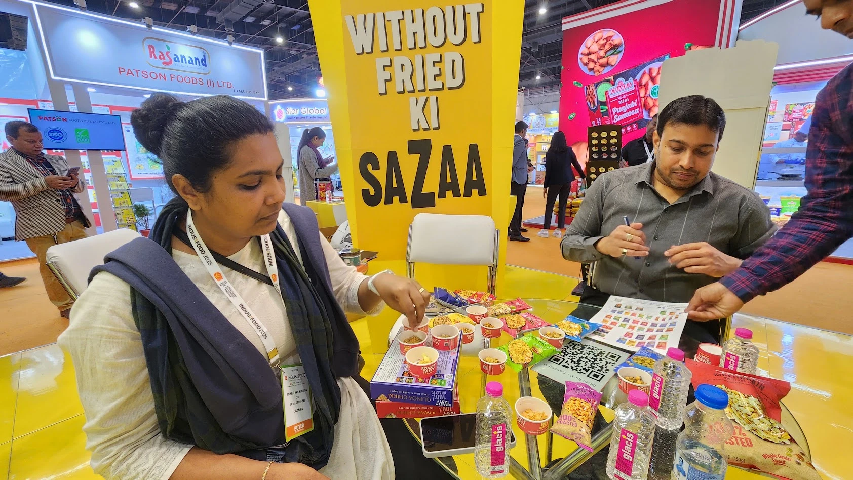 Reunión con un proveedor indio de snacks tostados en Indusfood 2025