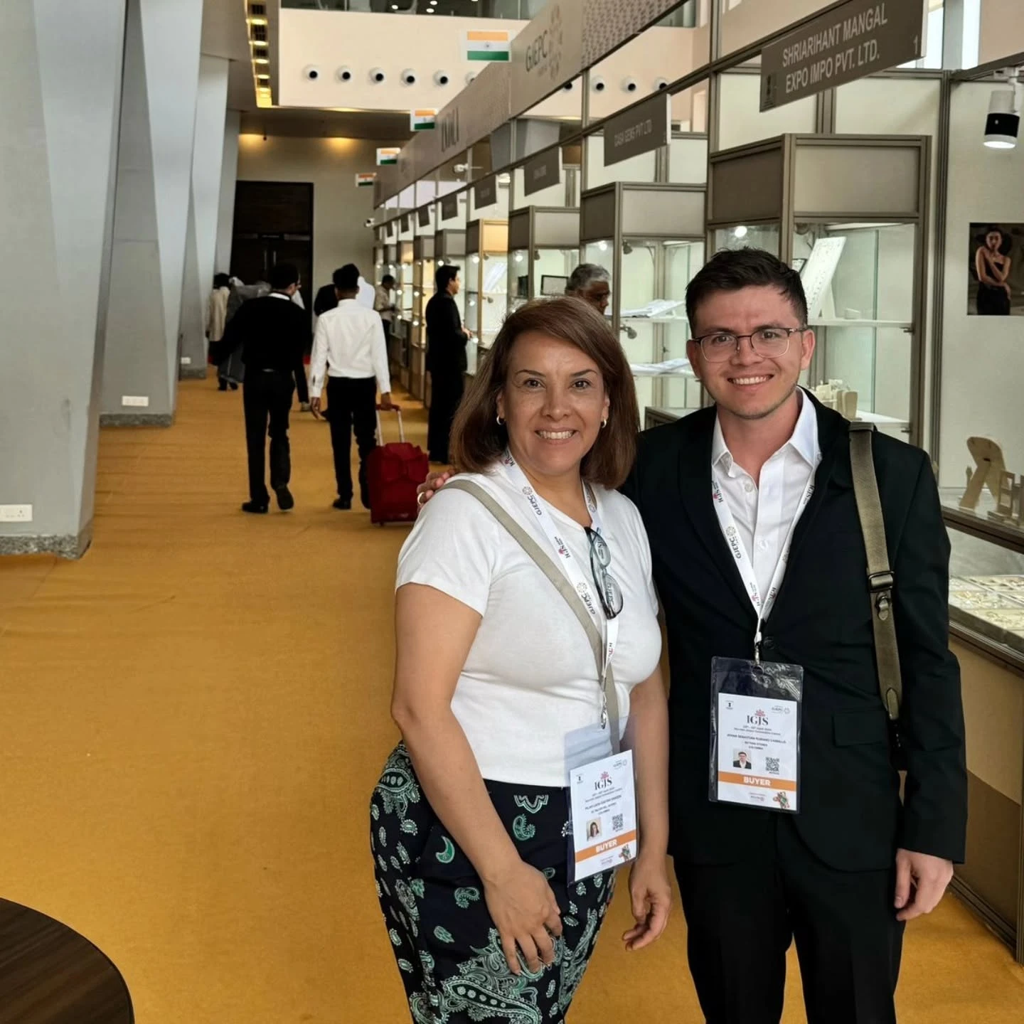 Compradores de la delegación colombiana en los pasillos de la IGJS Jaipur 2025