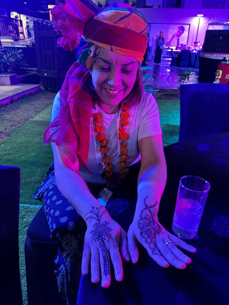 Compradora colombiana con mehndi (henna) en la noche de networking de la IGJS Jaipur 2025
