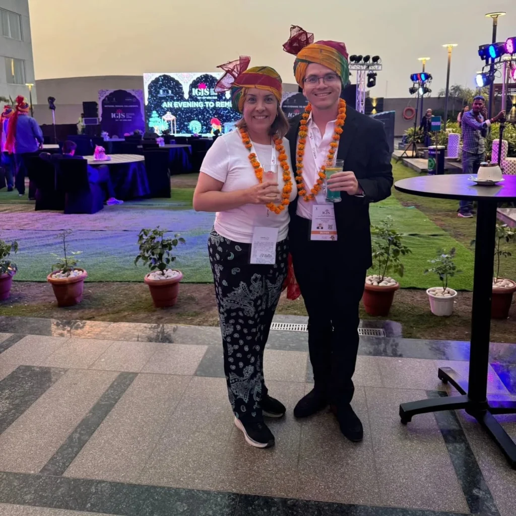 Compradores colombianos con turbante rajastán en la noche de networking de la IGJS Jaipur 2025