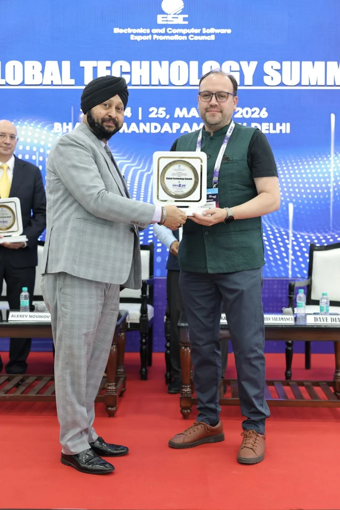 Cristhian Salamanca recibe la placa de agradecimiento del ESC como panelista del Global Technology Summit