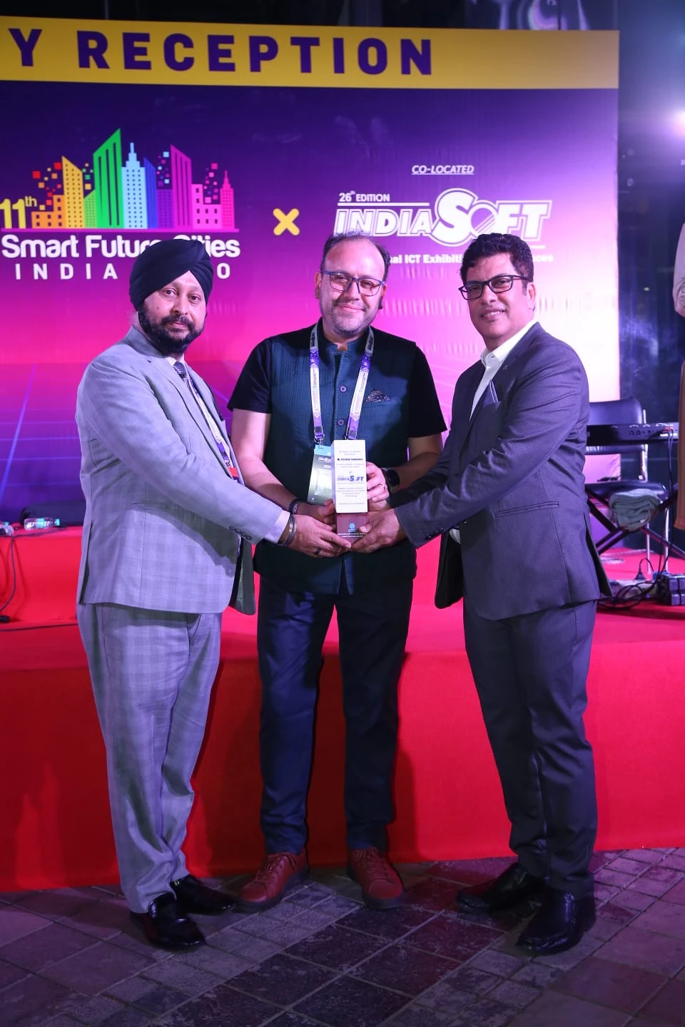 Cristhian Salamanca, CEO de Conexiones B2B, recibe el reconocimiento del ESC en la recepción de networking de Indiasoft 2026