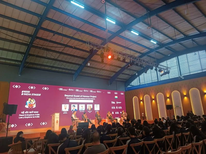 El Bharat India Stage de la FILBo 2026 lleno durante el panel Beyond Guest of Honour Project