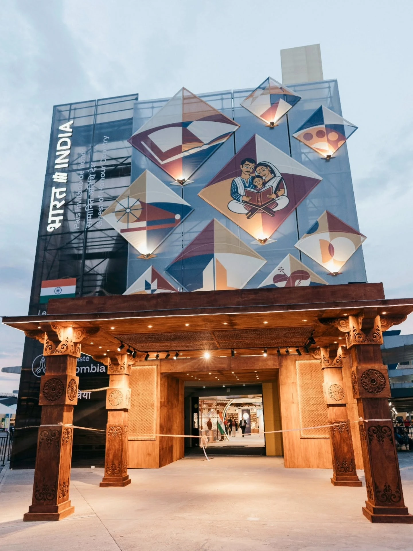 Fachada del pabellón de la India, país invitado de honor de la FILBo 2026, en Corferias, Bogotá