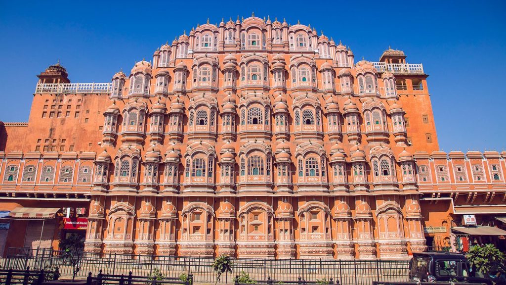 Fachada rosada del Hawa Mahal o Palacio de los Vientos en Jaipur