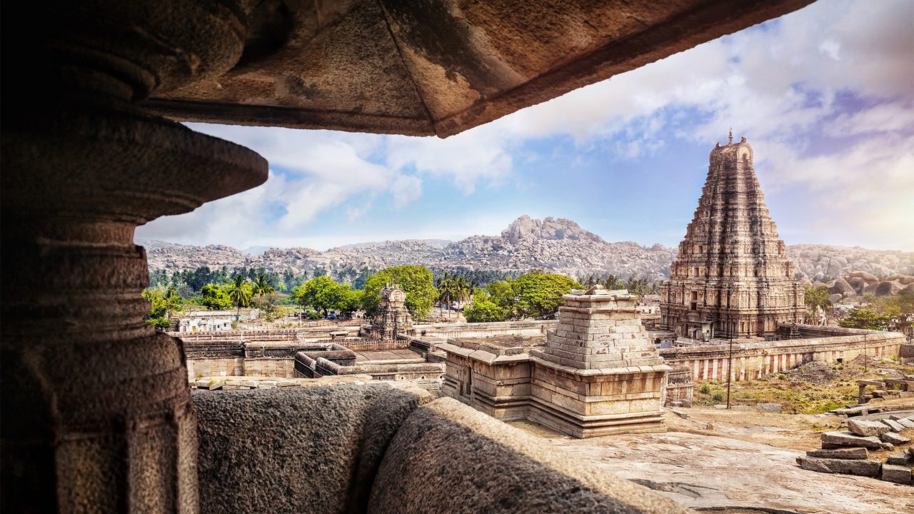 Templo de Virupaksha en Hampi, India, visto desde una galería de piedra